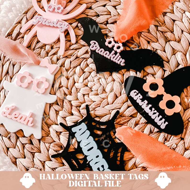 Pode incluir: Cinco etiquetas de presente com tema de Halloween com nomes escritos nelas. As etiquetas t&ecirc;m a forma de um fantasma, uma aranha, um morcego, um chap&eacute;u de bruxa e uma teia de aranha. As etiquetas s&atilde;o rosa, preto e branco.