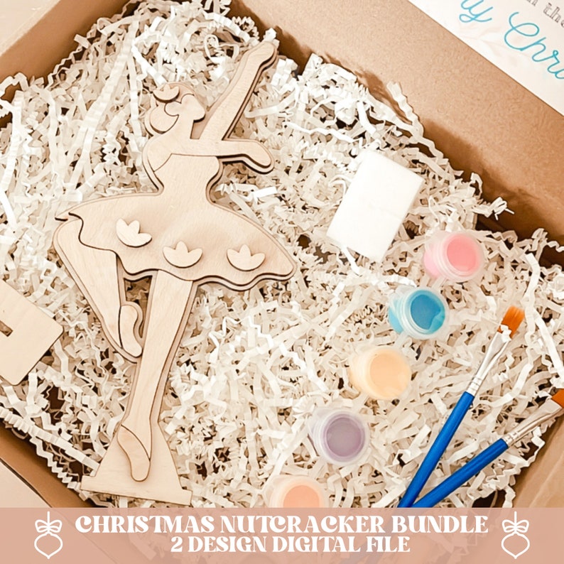 Pu&ograve; includere: Un kit di artigianato di ballerina di schiaccianoci in legno con vernice, pennelli e una spugna bianca. Il kit include due progetti per la ballerina.  "Christmas Nutcracker Bundle 2 Design Digital File"