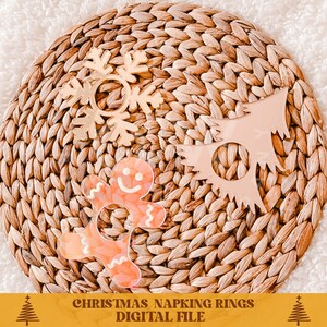 Puede incluir: Tres anillos para servilletas de Navidad, uno con forma de hombre de jengibre, otro con forma de copo de nieve y otro con forma de &aacute;rbol de Navidad. Los anillos est&aacute;n hechos de un material transparente con un aspecto esmerilado y est&aacute;n colocados sobre un mantel tejido.