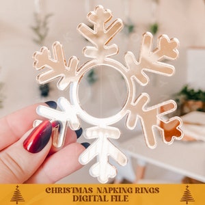 Puede incluir: Anillo de servilleta de copo de nieve dorado. Este anillo decorativo es perfecto para agregar un toque de brillo a tu mesa navide&ntilde;a.