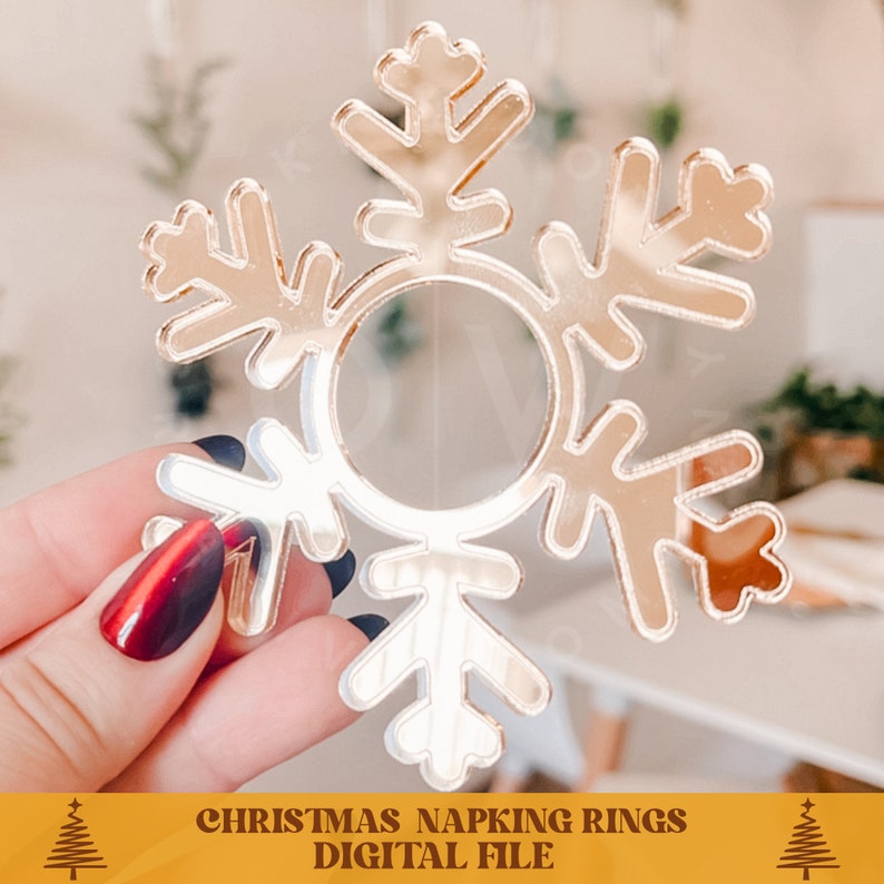 Puede incluir: Anillo de servilleta de copo de nieve dorado. Este anillo decorativo es perfecto para agregar un toque de brillo a tu mesa navide&ntilde;a.