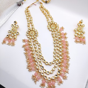 Kundan 3 tier zware ketting met lichtroze parels met bijpassende oorbellen en maang tikka