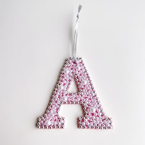 Nuevo adorno de árbol de Navidad de lujo hecho a mano de madera rosa Barbie Xmas Pearl White Etiqueta de regalo personalizada con letras iniciales del alfabeto