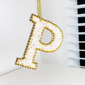 Novo luxo artesanal branco pérola árvore de natal ornamento de madeira com contas de ouro personalizado letra inicial alfabeto presente tag personalizado