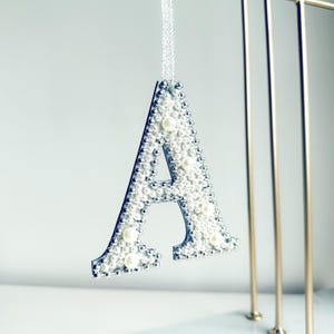 Letra inicial de madera plateada personalizada hecha a mano con perlas beige - Adorno para árbol de Navidad o etiqueta de regalo - Bolas de Navidad de 10 cm