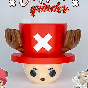 Può includere: Un "Chopper grinder" rosso e bianco con corna marroni e un volto da cartone animato. Il grinder ha un cappello rosso con una croce bianca. L'immagine include anche un cartone animato del personaggio Chopper e una nave.