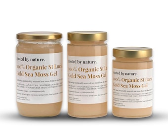 Könnte beinhalten: Drei Glasgefäße in verschiedenen Größen, die jeweils ein hellbeiges Gel enthalten. Jedes Gefäß hat einen goldenen Deckel und ein Etikett mit der Aufschrift "rooted by nature. 100% Organic St Lucia Gold Sea Moss Gel". Das Etikett enthält auch Informationen über das Produkt, wie z. B. "Nachhaltig gewonnenes Seegras aus den Küsten von St. Lucia", "100% natürlich, handgefertigt, nicht-GVO", "ungetrocknet, Fair Trade, nachhaltig gewonnen", und "Empfohlene Dosierung: 1-2 Esslöffel täglich".