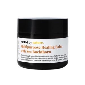 Könnte beinhalten: Ein schwarzes Glas mit Mehrzweck-Heilbalsam und einem weißen Etikett. Auf dem Etikett steht "rooted by nature" und "Multipurpose Healing Balm with Sea Buckthorn". Der Balsam enthält Rizinus-, Hagebutten- und Sanddornöle.