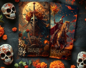 Op de afbeelding: Twee tarotkaarten, "Page of Swords" en "Night of Wands", tonen skeletfiguren in sierlijke kleding. De kaarten zijn omringd door Día de Muertos-schedels, oranje bloemen en groen, tegen een donkere achtergrond.