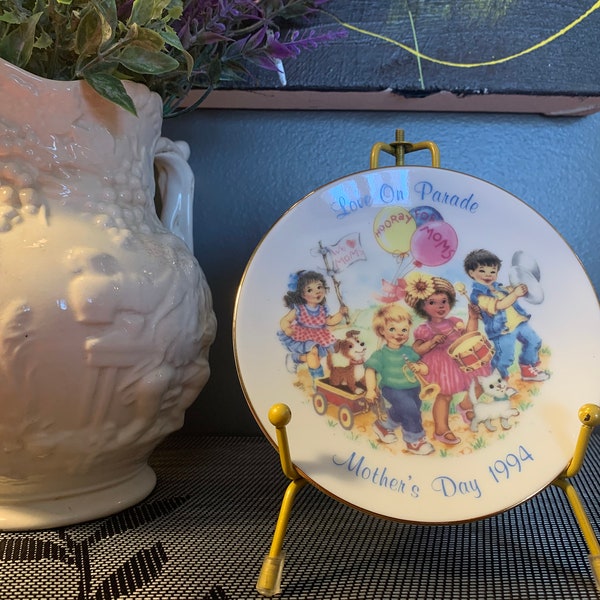 Vintage Avon Mother's Day 1994 Love on Parade Plate