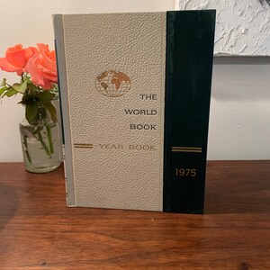 Vintage The World Book Encyclopedia Year Book 1975. A Review of the Events of 1974. Please read the description.