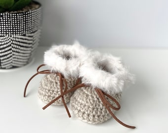 Beige/white/brown/grey baby booties, Baby shoes with faux fur and laces, Neutral/unisex baby, Pregnancy announcement, New baby gift