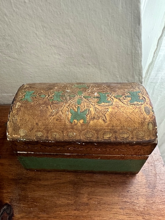 Italian Florentine green and gold jewelry box