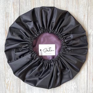 Gorro de ducha impermeable con forro de satén/gorro de acondicionamiento profundo, en negro/morado Luxe.
