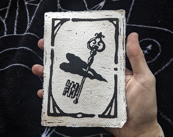 Gothic Herzschlüssel Linoldruck - Mittelalterliche handgemachte Kunst (A6)