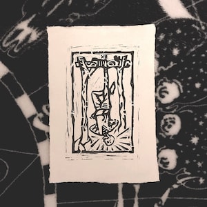 Le pendu - Linogravure imprimée à la main - Impression d'art - Style médiéval - Carte de tarot - A5 - Cadeau fait main