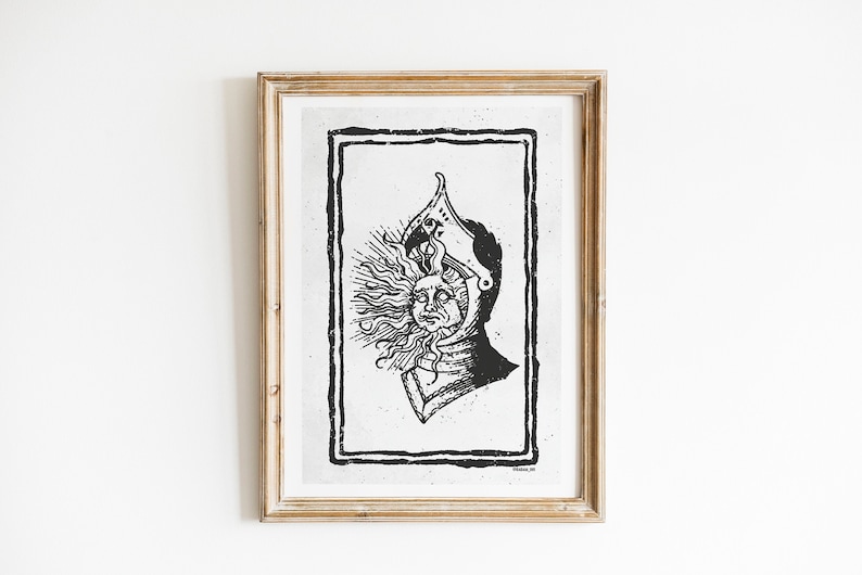 Puede incluir: Ilustraci&oacute;n en blanco y negro de una cabeza humana con un estallido de sol que emana de ella. La persona lleva un casco y tiene barba. La ilustraci&oacute;n est&aacute; enmarcada en un marco de madera.