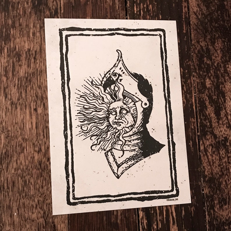 Puede incluir: Ilustraci&oacute;n en blanco y negro de un sol con cara que lleva un casco. La imagen est&aacute; enmarcada con un borde negro grueso y tiene el texto "GRADAM JR" en la esquina inferior derecha.