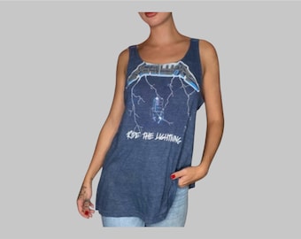 Camiseta regata exclusiva, feita com material reciclado e estampado | Alças e costas em crochê feito à mão | Blusa marcante com técnica mista (Tamanho G).