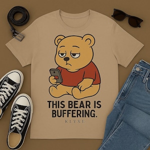 Cartoon Beer Rood Shirt, This Bear Is Buffering T-shirt, Grappige Angst Beer Tee, Mentaal Gezondheid Cadeau, Introverte Humor Shirt