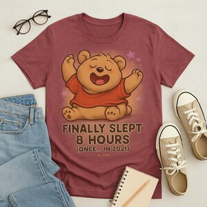 Cartoon Beer Rood Shirt, Finally Slept 8 Hours T-shirt, Grappige Introvert Tee, Mentale Gezondheid Cadeau, Schattige Slaap Beer Shirt