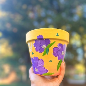 フローラル フュージョン: 花のモチーフがあしらわれたカラフルなプランター | 手描きの植木鉢 | ホーム デコレーション | 花柄