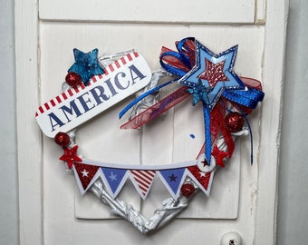 Maison de poupée miniature 1:12 ou 1/6 Couronne Barbie patriotique Amérique-cœur guirlande le jour de l'indépendance