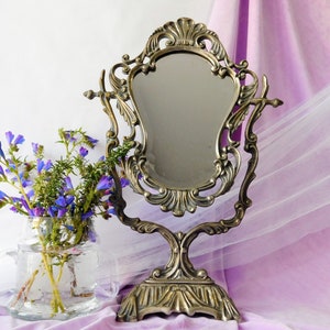 Espejo de bronce victoriano vintage coleccionable. Espejo de sobremesa, de pie estilo antiguo. Dormitorio de señora con espejo ovalado. Regalo de bodas. Regalo de Pascua