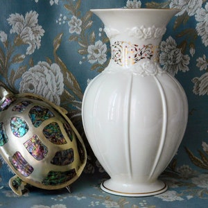Elegant ivory Lenox vase with 24K gold decoration. Fine classic Lenox vase for stylish home decor. Luxurious Lenox American porcelain vase.
