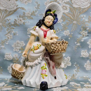 Muñeca de cerámica antigua. Muñeca de cerámica española. Figura de cerámica de una valenciana, de principios del siglo XX. Figura coleccionable de principios del siglo XX.