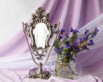 Miroir de collection antique de style victorien en argent fin. Miroir à poser, miroir sur pied. Une chambre avec un miroir ovale pour femme. Cadeau de Pâques.