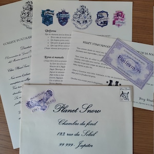 Peut inclure: Une enveloppe blanche avec un timbre d'un hibou bleu et violet qui dit "Prioritaire Owl Mail". L'enveloppe a une adresse manuscrite qui dit "Planet Snow, Chambre du fond, 123 rue du Soleil, 99 999-Jupiter".