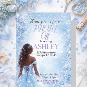 Peut inclure: Une invitation de bal bleu clair avec le texte "Please join us for a PROM Off honoring ASHLEY". L'invitation comprend la date, l'heure, l'adresse et les informations RSVP. Le design présente une femme en robe bleue.