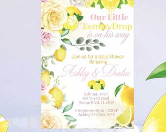 Puede incluir: Una invitación a una baby shower con temática de limón con limones amarillos, rosas blancas y flores rosas. El texto dice "Nuestro pequeño goteo de limón está en camino." Únase a nosotros para una baby shower en honor a Ashley & Dantae. 1 de julio de 2024, 555 Event Road, Venue Blvd, IL 6067, de 4:00 pm a 8:00 pm, RSVP Ashley 555-555-5555.