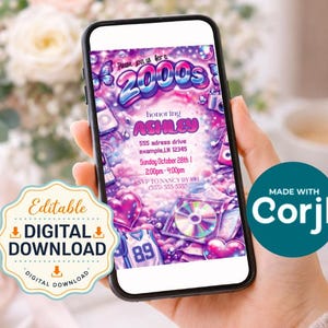 Puede incluir: Un teléfono inteligente muestra una invitación digital con un tema de los años 2000. La invitación incluye el nombre "ASHLEY", detalles del evento y el texto "DESCARGA DIGITAL". El diseño incluye corazones, una camiseta con el número 89 y un CD.