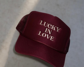 Gorra de camionero bordada Lucky In Love, gorra para despedida de soltera, regalo para la novia, gorra para boda en Las Vegas, gorra para luna de miel, regalo para despedida de soltera, novia vaquera