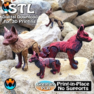Puede incluir: Tres modelos de zorro articulados impresos en 3D en diferentes poses. Los zorros están impresos en plástico rojo y marrón. La imagen incluye el texto "STL Descarga digital para impresión 3D" y "Excelente en PLA Impresión en su lugar Sin soportes".