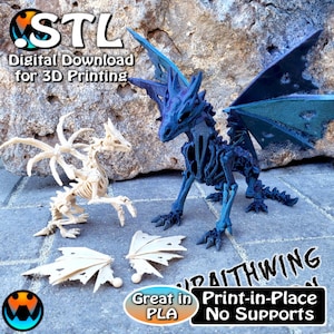 Peut inclure: Modèle de dragon squelettique imprimé en 3D avec des ailes bleues et noires. Le dragon est en position debout, les ailes déployées. Le modèle est imprimé en place et ne nécessite pas de supports. Le texte "Great in PLA Print-in-Place No Supports" est imprimé sur un fond blanc.