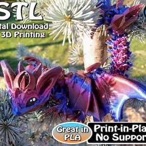 Può includere: Un modello di drago stampato in 3D in tonalità di viola e blu, posato su un ramo. Il modello è stampato in posizione senza bisogno di supporti. Il testo '.STL Download digitale per la stampa 3D' è visibile nell'immagine. Il testo 'Ottimo in PLA' e 'Stampa in posizione senza supporti' è anche visibile nell'immagine.