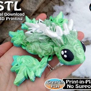 Può includere: Una rana verde e bianca stampata in 3D con grandi occhi neri. La rana è stampata in uno stile organico dettagliato. Il testo "Great in PLA Print-in-Place No Supports" è visibile nell'immagine.