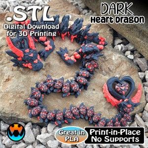 Puede incluir: Un dragón impreso en 3D de color negro y rojo con corazones en su cuerpo. El dragón está enroscado en una roca. El texto "STL Descarga digital para impresión 3D" está en la parte superior de la imagen. El texto "DARK Heart Dragon" está en la parte superior derecha de la imagen. El texto "Excelente en PLA Impresión en el lugar Sin soportes" está en la parte inferior de la imagen.