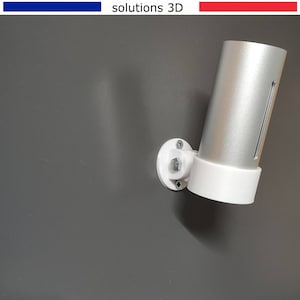 Peut inclure: Un support mural en plastique blanc avec un cylindre argenté fixé dessus. Le support a une vis et un petit trou pour la fixation au mur. Le cylindre a une petite aération sur le côté.