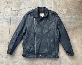 Puede incluir: Una chaqueta de cuero negra para moto con cierre de cremallera y cuello alto.