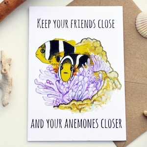 DESCARGA INSTANTE, Anemonefish, Mantén a tus amigos cerca y a tus anémonas más cerca, cualquier tarjeta de ocasión, tarjeta de pez payaso, tarjeta divertida