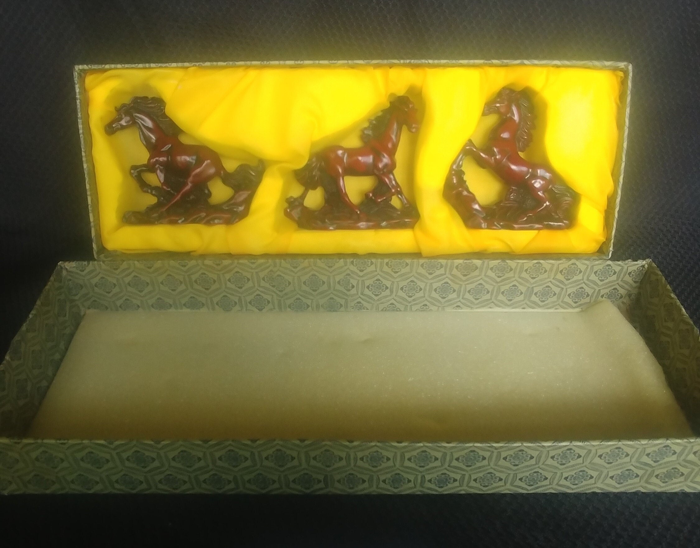 Vintage 3-pc.boxed Horse Figurine Set Red Mahogany Carving Look