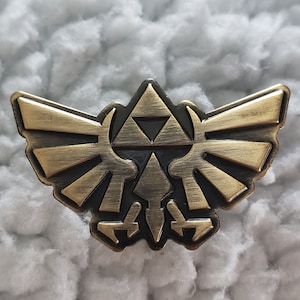 Triforce Hylian Crest Pin – Zelda-Inspired Zinc Alloy Replica