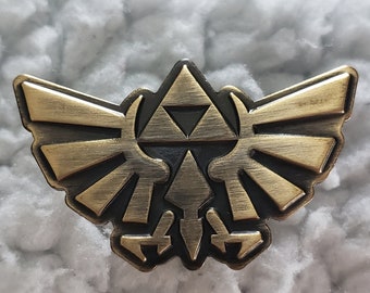 Triforce Hylian Crest Pin – Zelda-Inspired Zinc Alloy Replica