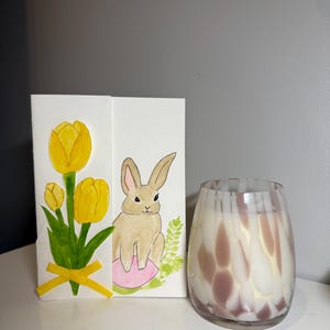 Cartão de felicitações de coelho tulipa pintado à mão. Arte original em aquarela com envelope. Cartão de agradecimento, cartão de Páscoa.