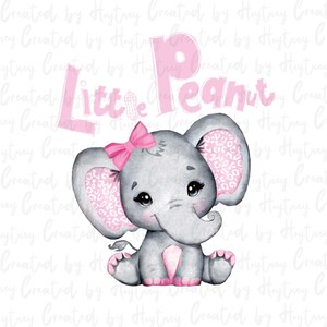 Puede incluir: Una ilustración de acuarela de un elefante rosa y gris con un lazo rosa. El elefante está sentado y tiene un estampado de leopardo rosa y blanco en sus orejas. El texto "Little Peanut" está escrito en letras rosas sobre el elefante.