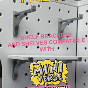 Op de afbeelding: Afbeelding van plankbeugels en planken die compatibel zijn met MGA's Mini Verse. De afbeelding toont grijze metalen plankbeugels die een witte plank ondersteunen. Tekst bevat "FILE for" en "MAKE IT MINI SPACES."